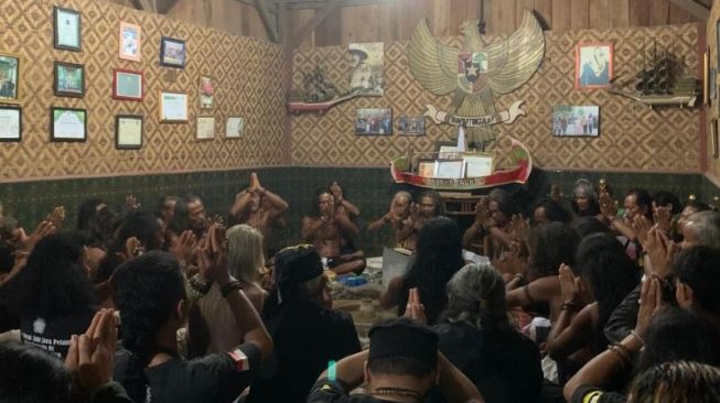 Komunitas Dayak Indramayu menggelar ritual di Malam Jumat Kliwon. Selain membacakan kidung bersama-sama, Malam Jumat Kliwon menjadi ajang mereka berkumpul sesama penganut kepercayaan penghayat tersebut. [Suara.com/Rakha Arlyanto]