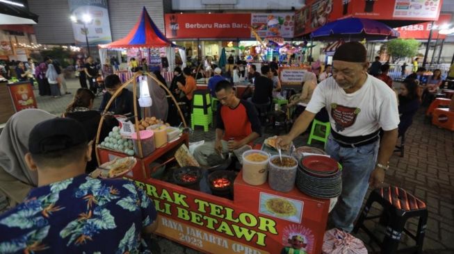 Laris Manis, Pedagang Kerak Telor di PRJ Ngaku Bisa Raup Rp 2,5 Juta per Hari