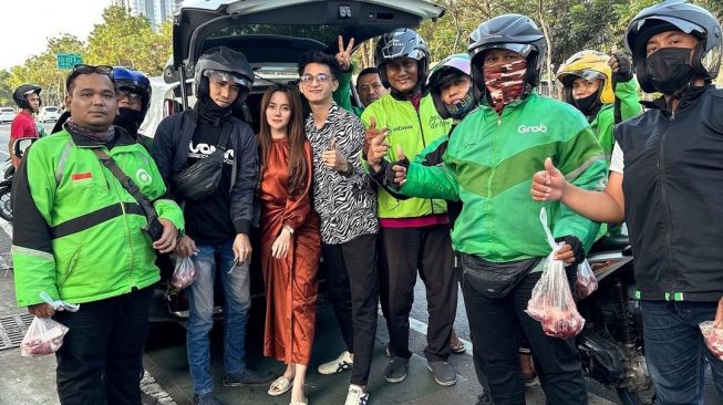 Tilla Aprillia berbagi kebaikan dengan para driver ojol. [Instagram]