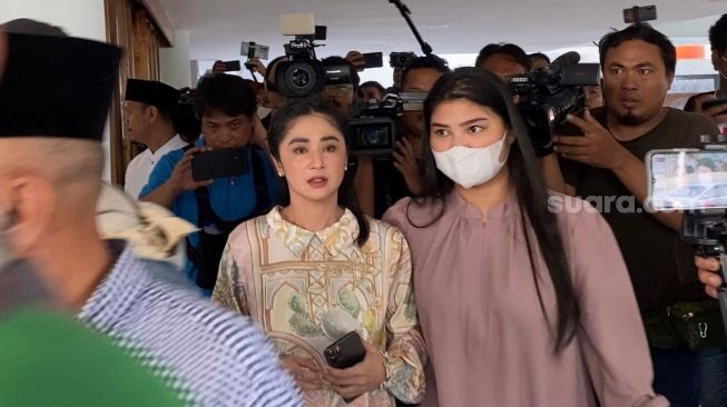 Dewi Perssik saat mediasi soal sapi kurban dengan Pak RT. [Suara.com/ Adiyoga Priyambodo]