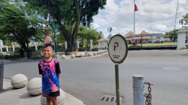 Demi Foto dengan Jokowi, Anak Pedagang Angkringan Ini Rela Tunggu Sejak Pagi di Gedung Agung Yogyakarta