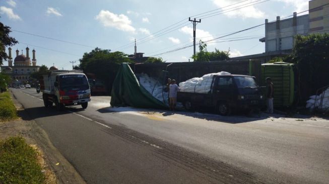 Kecelakaan Truk Pakan Ternak Hantam Truk Bermuatan Tepung hingga Terguling di Klaten, Ini Kronologi Lengkapnya