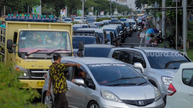 Sejumlah kendaraan terjebak kemacetan di kawasan Jalan Benyamin Sueb arah ke Jakarta Fair Kemayoran (JFK) 2023 di JIExpo, Kemayoran, Jakarta, Jumat (30/6/2023). [Suara.com/Alfian Winanto]