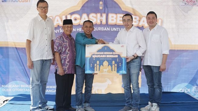 "Maucash Berbagi" Idul Adha 2023 diselenggarakan di parkir Menara FIF, tempat yang dipilih secara cermat untuk memfasilitasi distribusi daging kurban secara efisien kepada penerima manfaat pada Jumat (30/6/2023) [Maucash].