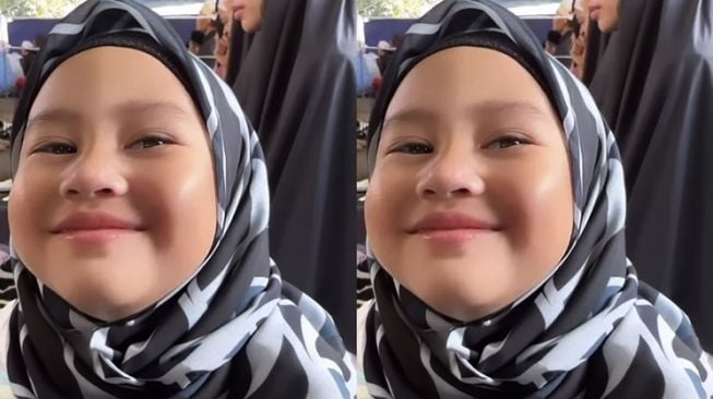  Potret Anak Artis Ikut Salat Idul Adha (Instagram/@kartikaputriworld)