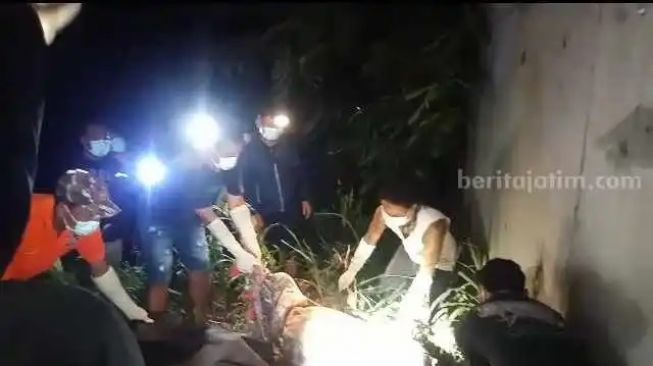 Mayat Terbungkus Karpet di Bawah Jembatan Tol Ngawi-Solo Bikin Geger, Polisi Selidiki