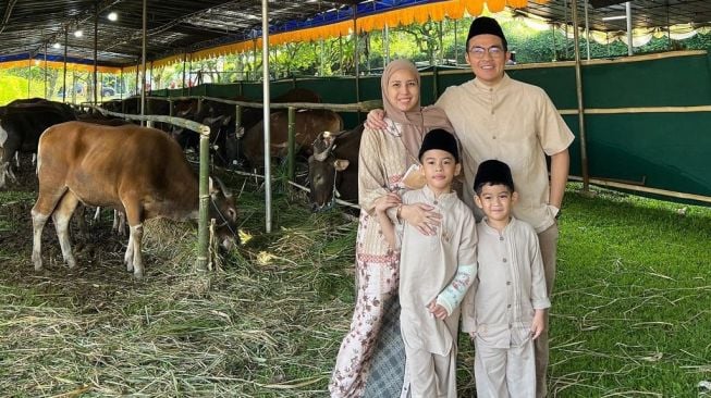 Artis Sembelih Sapi di Hari Raya Idul Adha (Instagram/@tya_ariestya) 