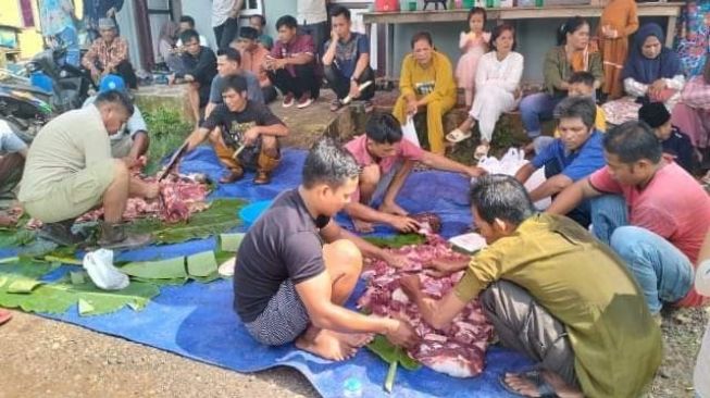 DPC PWRI Muba Sembelih Satu Ekor Sapi Qurban, Dagingnya Dibagikan ke Warga