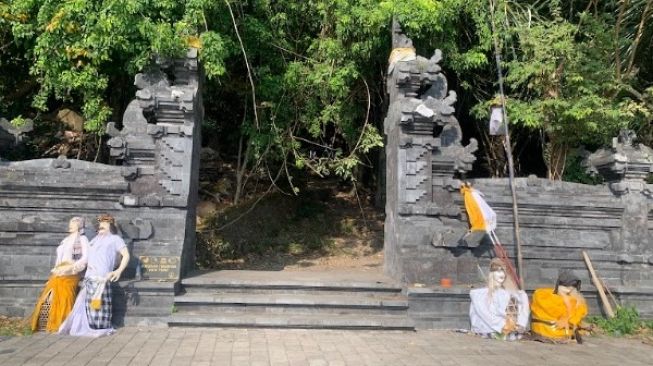 Pintu masuk area pekuburan kuno Desa Adat Terunyan Kabupaten Bangli. [Suara.com/Binar Sebaya]