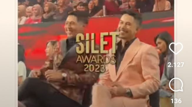 Arya Saloka dan Fandy Christian di acara Silet Awards (Instagram/@bundsthetic)