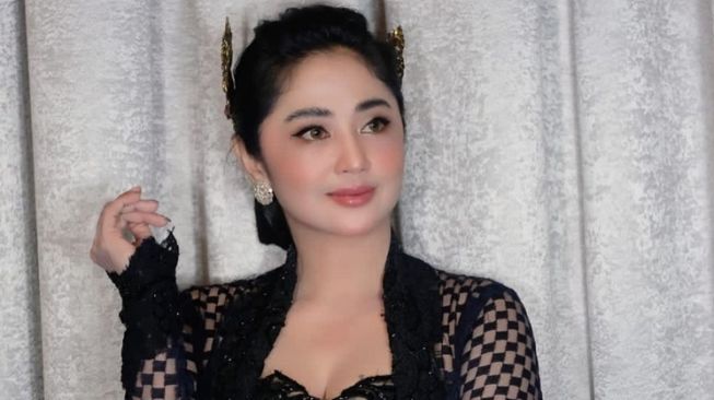 Gelar Mediasi dengan Ketua RT, Ini Detik-detik Dewi Perssik Disoraki Warga