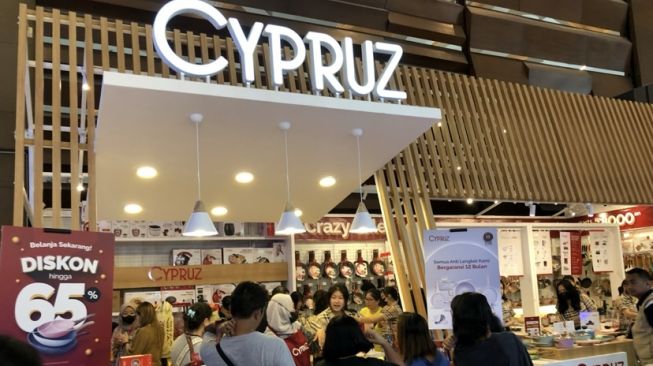 Antusiasme pengunjung saat mengunjungi booth Cypruz, brand kitchenware di bawah naungan Tjufoo, tawarkan diskon fantastis hingga 65% hanya di Jakarta Fair 2023.