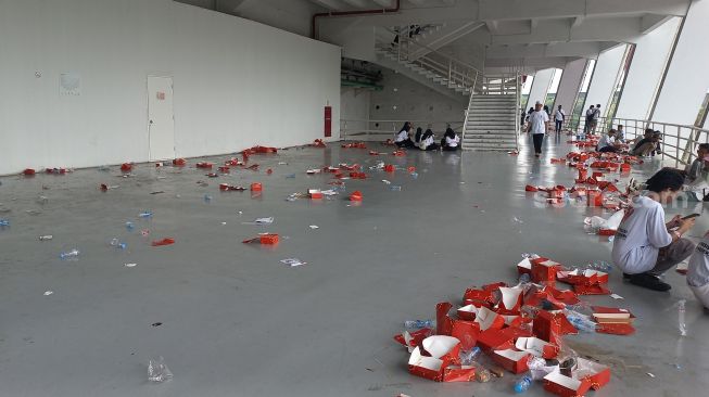 Stadion GBK Penuh Sampah Sisa Makanan Pengunjung Acara HUT Bhayangkara ke-77