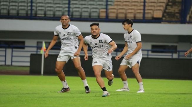 Latihan pemain Madura United FC menjelang laga kompetisi perdana menghadapi Persib Bandung di Gelora Bandung Lautan Api, Minggu (2/7). (ANTARA/HO-MO Madura United)