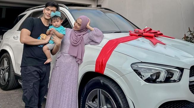 Ria Ricis bersama Teuku Ryan dan Baby Moana dengan mobil barunya. [Instagram]