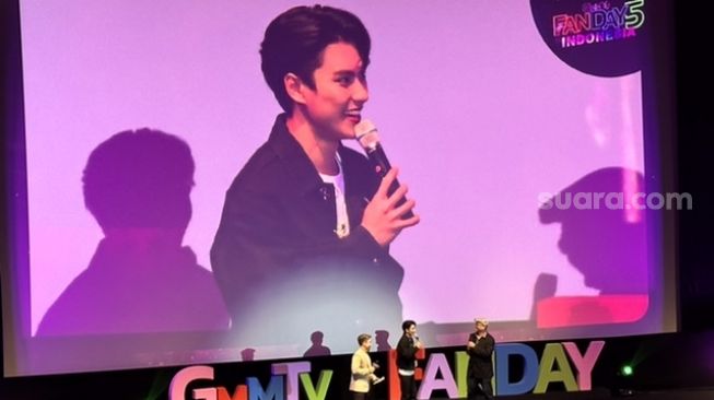 Ohm Pawat di acara GMMTV FANDAY 5 IN INDONESIA yang diadakan di XXI Epicentrum, Jakarta Selatan pada Sabtu (1/7/2023). [Suara.com/Sumarni]