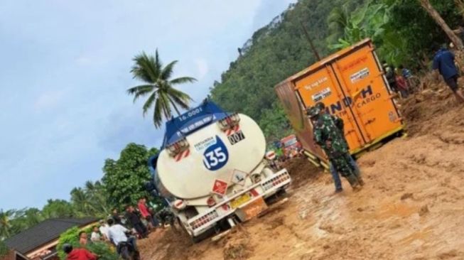 Sempat Putus Akibat Banjir Bandang, Jalinbar Tanggamus Sudah Bisa Dilalui Kendaraan