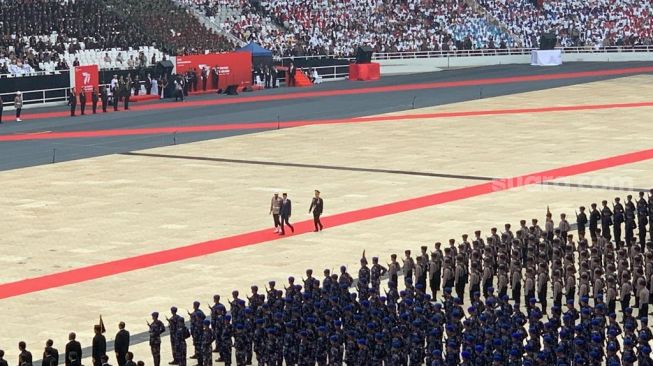 Presiden Joko Widodo (Jokowi) menghadiri acara peringatan HUT Bhayangkara ke-77 di Stadion Utama Gelora Bung Karno (GBK), Jakarta Pusat, Sabtu (1/7/2023) sore. (Suara.com/Rakha)