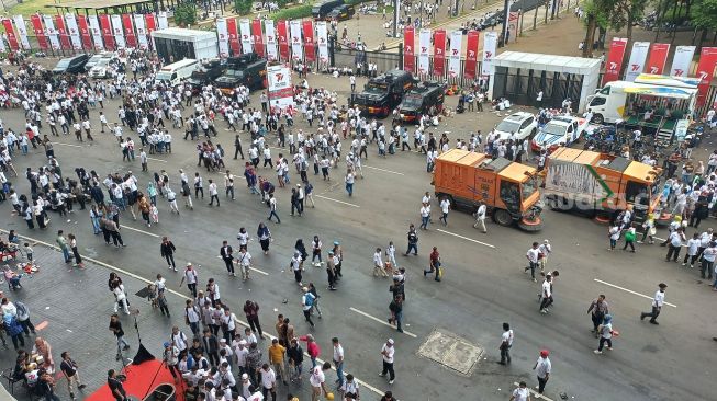 Banyak sampah berserakan menjadi pemandangan yang gampang ditemui saat acara HUT Bhayangkara ke-77 yang diadakan di Stadion Utama Gelora Bung Karno (GBK), Sabtu (1/7/2023). (Suara.com/Rakha)