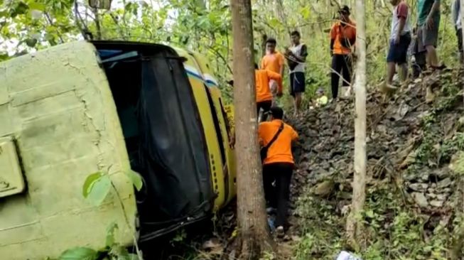 Tak Kuat Menanjak Saat Hendak Ke Pantai Gunungkidul, Bus Milik Operator Trans Jogja Terjungkal Ke Jurang