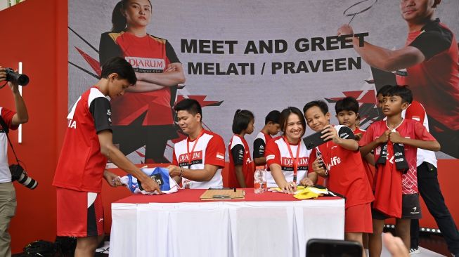 Pasangan ganda campuran Indonesia, Praveen Jordan dan Melati Daeva Oktavianti saat sesi meet and greet di hari pertama Audisi Umum PB Djarum 2023 pada Minggu (2/7) di GOR Djarum, Jati, Kudus, Jawa Tengah. [PB Djarum]