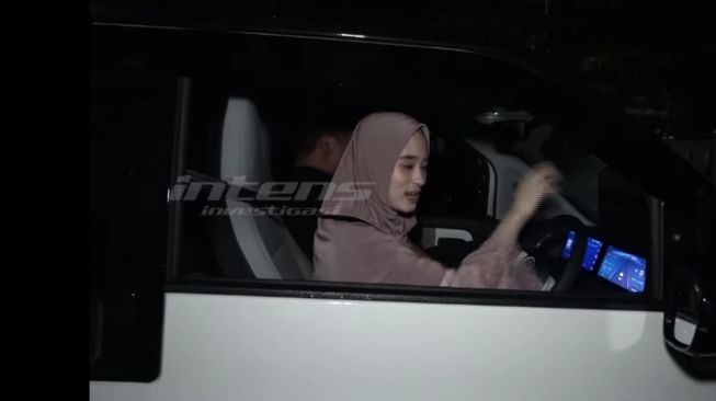 Potret Inara Rusli Pamer Mobil Baru (YouTube/Intens Investigasi) 