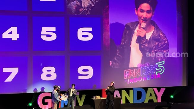 Aktor asal Thailand, Tay Tawan sukses bikin para penggemar terkesan dalam acara GMMTV FANDAY 5 IN INDONESIA yang diadakan di XXI Epicentrum, Jakarta Selatan pada Sabtu (1/7/2023) malam. [Suara.com/Sumarni{