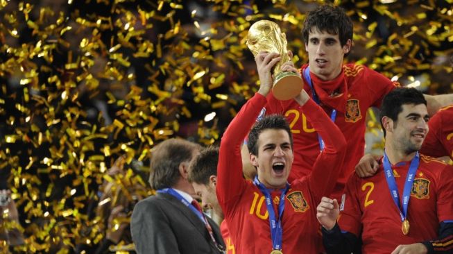 Cesc Fabregas mengangkat trofi Piala Dunia setelah timnas Spanyol mengalahkan Belanda di laga final di Soccer City stadium, Soweto, Johannesburg pada 11 Juli 2010. Fabregas memutuskan gantung sepatu sebagai pesepak bola profesional pada Sabtu 07 Juli 2023. [AFP/JAVIER SORIANO]