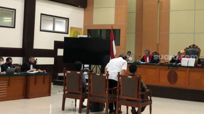 Sidang lanjutan perkara pencemaran nama baik Luhut Binsar Pandjaitan dengan terdakwa Haris Azhar dan Fatia Maulidiyanti di Pengadilan Negeri Jakarta Timur, Senin (3/7/2023). (Suara.com/Dea)