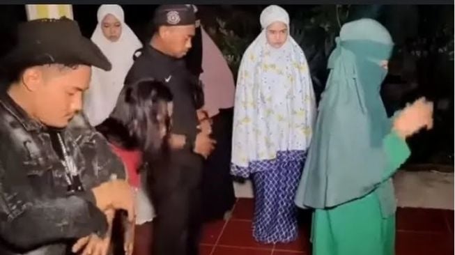 5 Fakta Wanita Bercadar Jadi Imam Salat di Ponpes Al Kafiyah, Hanya Konten?