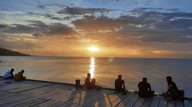 Sejumlah wisatawan melihat pemandangan matahari terbenam di Benteng Amsterdam DSA Wisata Negeri Hila, Maluku [Astra].