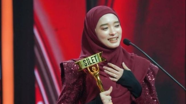 Potret Inara Rusli Menang Silet Awards (Instagram/@mommy_starla)