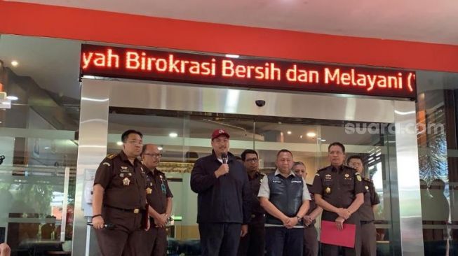 Menteri Pemuda dan Olahraga (Menpora), Ario Bimo Nandito Ariotedjo alias Dito Ariotedjo dicecar penyidik Kejaksaan Agung atau Kejagung dengan 25 pertanyaan selama dua jam pada hari ini, Senin (3/6/2023). (Suara.com/Yaumal)