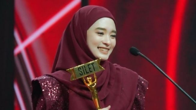 Potret Inara Rusli Menang Silet Awards (Instagram/@mommy_starla)