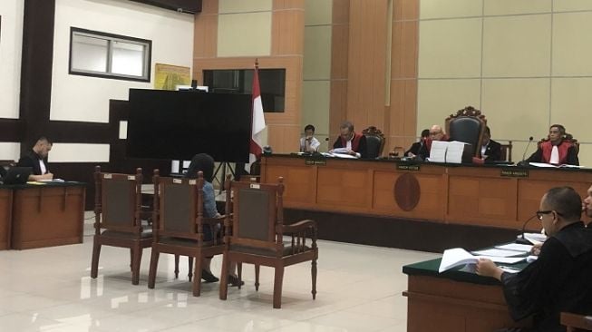 Direktur PT Toba Sejahtera Heidi Melisa saat menjadi saksi dalam sidang kasus Haris Azhar dan Fatia KontraS di PN Jakarta Timur. (Suara.com/Dea)