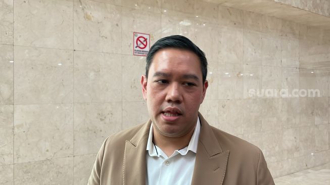 Anggota Komisi I DPR RI Dave Laksono di Kompleks Parlemen Senayan, Jakarta, Senin (3/7/2023). (Suara.com/Novian)