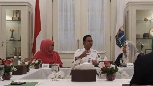 Ketua PP Muslimat Nahdlatul Ulama (NU) Khofifah Indar Parawansa dan Ketua Panitia Hari Lahir (Harlah) Muslimat NU Yenny Wahid menemui Gubernur DKI Jakarta Anies Rasyid Baswedan. (Suara.com/Chyntia Sami)