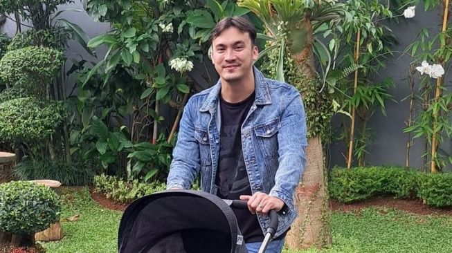 Artis bertemu orang tua setelah dewasa (Instagram/@rendykjaernett1)