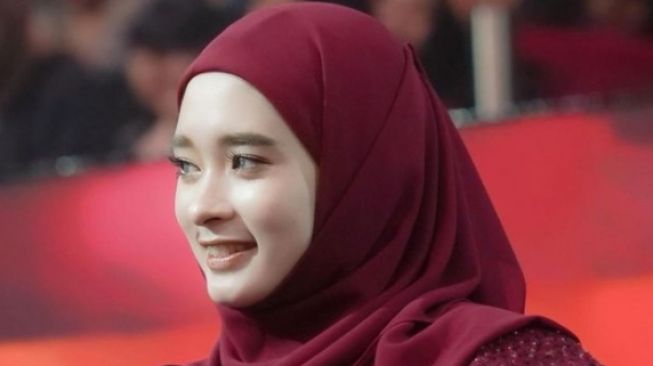 Potret Inara Rusli Menang Silet Awards (Instagram/@mommy_starla)