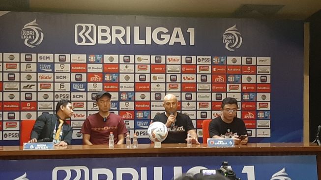 Pelatih PSM Makassar Bernardo Tavares saat konferensi pers usai pertandingan melawan Persija Jakarta (Suara.com/Adie Prasetyo Nugraha).
