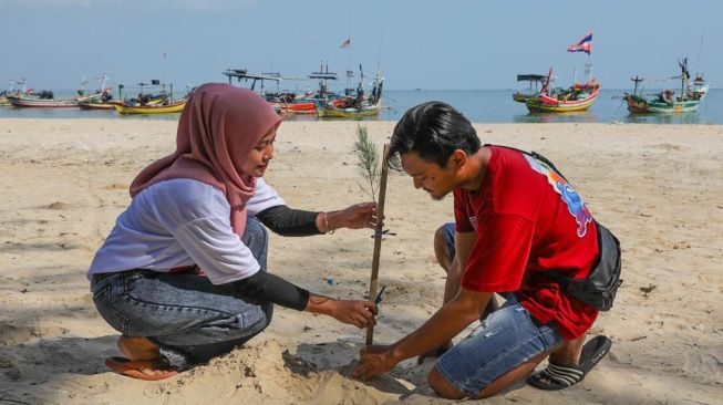 Jaga Ekologi Kawasan Pesisir, OMG Jatim Gelar Program Tanam Pohon Cemara Udang di Tuban