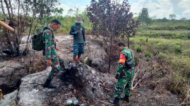 Babinsa Aluh Aluh Patroli di Wilayah Rawan Karhutla