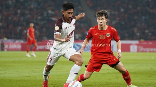 Gelandang PSM Makassar, Ananda Raehan (kiri) coba mempertahankan bola dari gangguan gelandang Persija Jakarta, Ryo Matsumura selama pertandingan pekan pertama BRI Liga 1 2023-2024 antara Persija vs PSM Makassar di Stadion Utama Gelora Bung Karno (SUGBK), Jakarta, Senin (3/7/2023) malam WIB. [Liga Indonesia Baru]