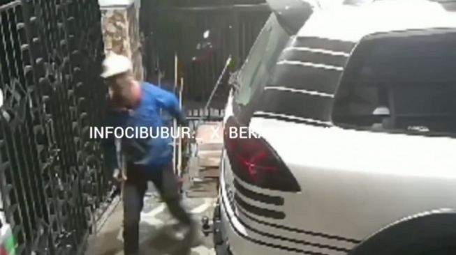 Seorang Pria Terekam CCTV Saat Nyolong Spion Mobil Pajero di Pondok Gede