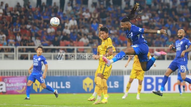 Striker PSIS Semarang, Carlos Fortes menyundul bola selama pertandingan pekan pertama BRI Liga 1 2023-2024 antara PSIS Semarang vs Bhayangkara FC di Stadion Jatidiri, Semarang, Senin (3/7/2023) malam WIB. [Liga Indonesia Baru]