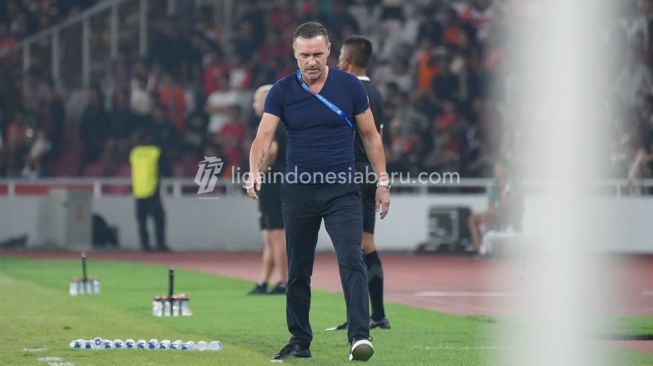 Ekspresi pelatih Persija Jakarta, Thomas Doll selama pertandingan pekan pertama BRI Liga 1 2023-2024 antara Persija vs PSM Makassar di Stadion Utama Gelora Bung Karno (SUGBK), Jakarta, Senin (3/7/2023) malam WIB. [Liga Indonesia Baru]