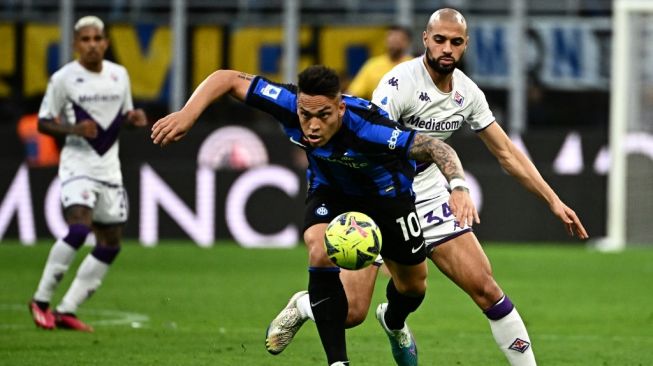 Gelandang Fiorentina, Sofyan Amrabat (kanan). [GABRIEL BOUYS / AFP]