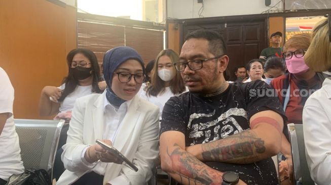 Ayah David Ozora, Jonathan Latumahina, menyaksikan secara langsung persidangan kasus penganiayaan berat berencana yang menimpa anaknya di ruang sidang Pengadilan Negeri Jakarta Selatan (PN Jaksel), Selasa (4/7/2023). (Suara.com/Rakha)