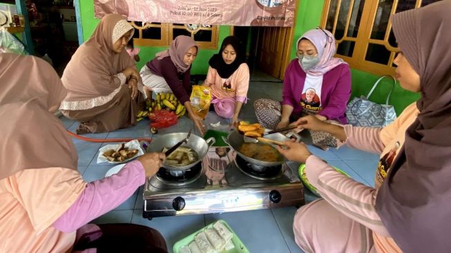 Bisa Dijadikan Bisnis Sampingan, Emak-emak di Lebak Diajarkan Cara Membuat Pisang Cokelat dan Nugget