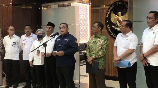 Kepala BP2MI Benny Ramdhani di Kantor Kemenko Polhukam, Jakarta Pusat, Selasa (4/7/2023). (Suara.com/Dea)